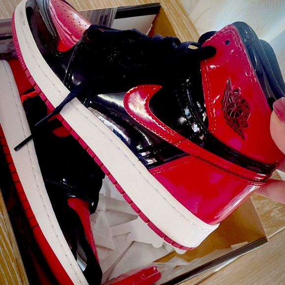 THE VAULT - NIKE AIR JORDAN 1 RETRO HIGH OG PATENT BRED - Picture 2 of 10